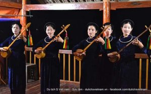 Những cô gái Tày đang thể hiện các điệu hát Then bên cây đàn truyền thống