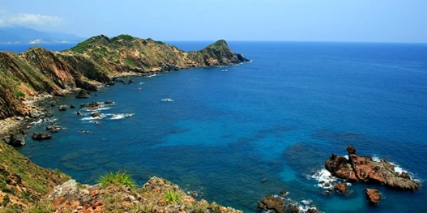 Biển Quy Nhơn quấn hút với làn nước trong xanh, bình yên