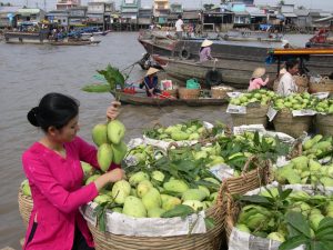 Chợ nổi Cái Bè đa dạng về các các sản phẩm cây trái