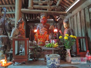 Những bức tượng Phật bằng gỗ trong chùa Bút Tháp
