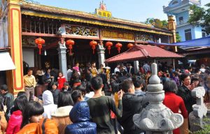 Đông đúc lễ hội chùa Long Tiên