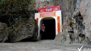 Chùa Thạch Long nằm trong núi, là ngôi chùa hang lớn , rộng,thoáng nhất nước ta