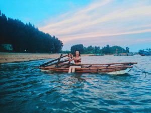 Lênh đênh trên biển ở đảo  Cái Chiên với con thuyền gỗ
