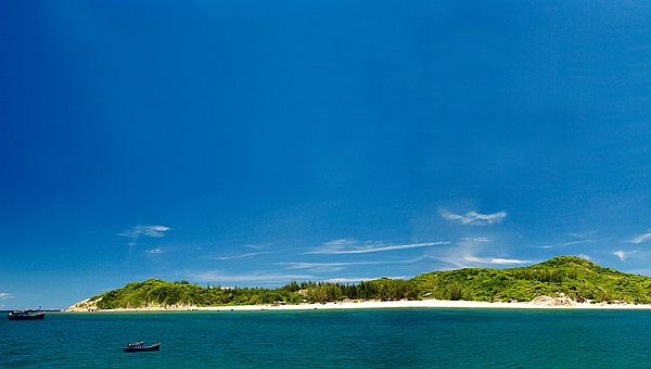 Đảo hòn Chùa nhìn xa xa như một bức màn màu xanh