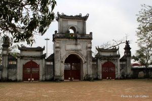 Cổng ngoài đền Trần