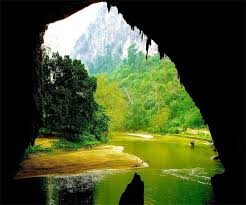 Động Nàng Tiên là hang động đẹp ăn sâu vào núi đá vôi