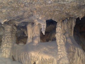 Trong hang động có nhiều thạch nhũ kì vĩ,nhiều hình dáng khác nhau
