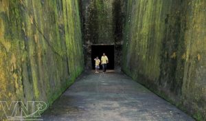 Hầm được đào sâu vào sườn núi Chi Liền khoảng 10 mét, đào sang ngang 10 mét, hình chữ L, có hai cửa thông hai đầu.