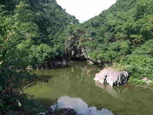 Không gian thoáng đãng của ao Dong với sắc xanh của nước và cỏ cây. Một góc cửa hang Luồn.