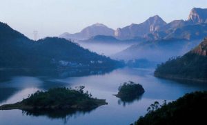 Hồ Tam Chúc huyền diệu trong màn sương