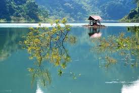 Hồ Thăng Hen như bức tranh thủy mặc giữa những ngọn đồi vách đứng