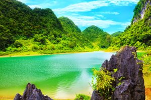 Hồ Thăng Hen mộng mơ, xinh đẹp trên một vùng núi cao