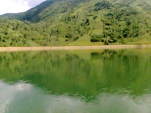 Hồ Vai Miếu có làn nước trong xanh cùng khung cảnh hữu tình