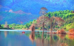 Hồ Ea Snô như một bức tranh đầy màu sắc khoác lên mình