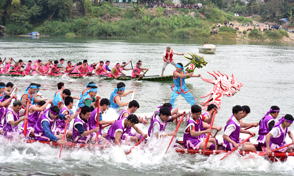 Lễ hội đua thuyền được tổ chức mỗi năm một lần vào ngày mồng 4 tết