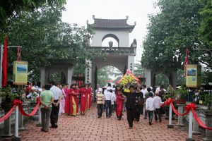 Người dân tham dự lễ hội đền An Sinh