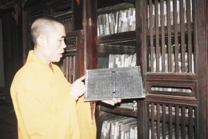 Những cuốn mộc bản đang được cất giữ cẩn thận tại Vĩnh Nghiêm cổ tự