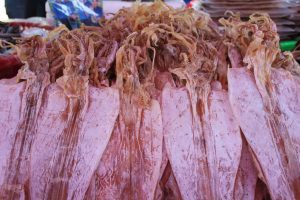 Mực cá khô ở chợ Quan Lạn ngon, con to và chất lượng tốt