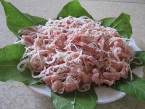 Nem chua Yên Lạc được là từ thịt mông,bì lợn và thính gạo rang