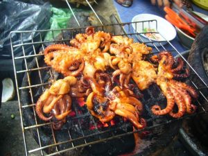 Ruốc nướng là món ăn được du khách thích thú ở Hạ Long