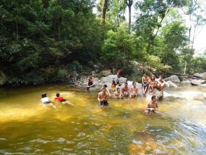 Tắm mát ở suối nước Vàng Bắc Giang