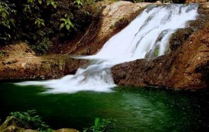 Thác Tú Sơn bao gồm 9 dòng thác đẹp được nhiều du khách khám phá