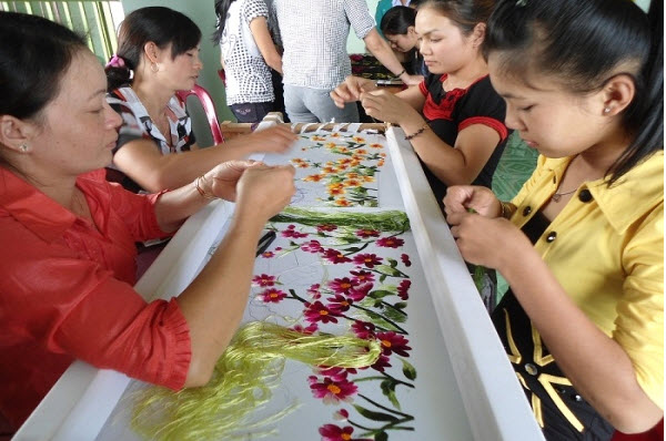 Sản phẩm thêu ren ở Thanh Hà được làm thủ công nhưng tinh tế và sắc nét vô cùng