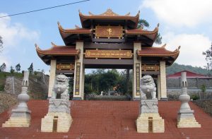 Cổng thiền viện trúc lâm cao lớn, đặc sắc theo kiến trúc chùa Việt