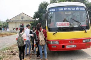 Xe buýt đưa đón học sinh và khách du lịch