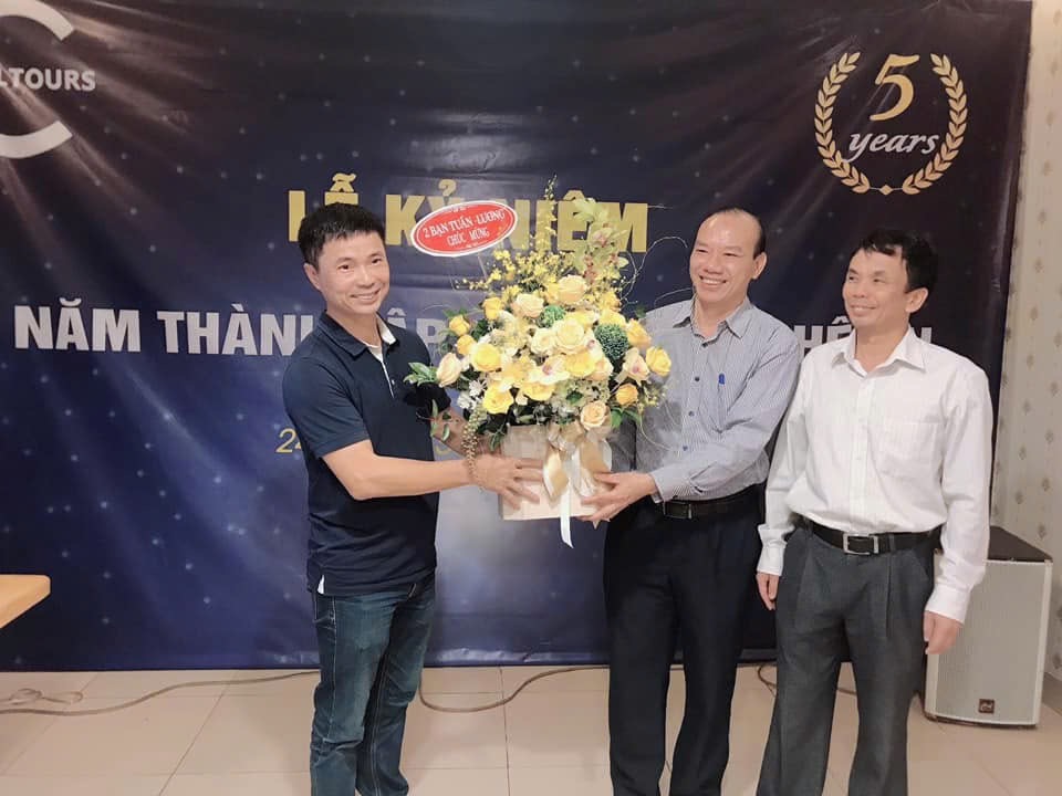 Sự động viên chân thành của những người bạn.